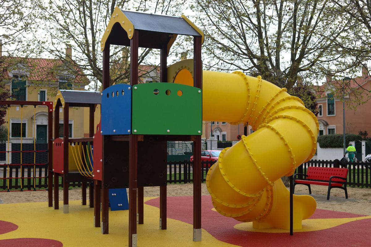 Zamora. informa sobre actuación en la zona infantil del Parque Siglo XXI.