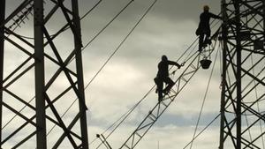 Empleados de Endesa revisan la red de distribución.