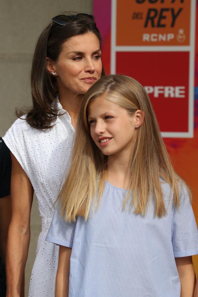 Letizia Ortiz con vestido blanco en Mallorca