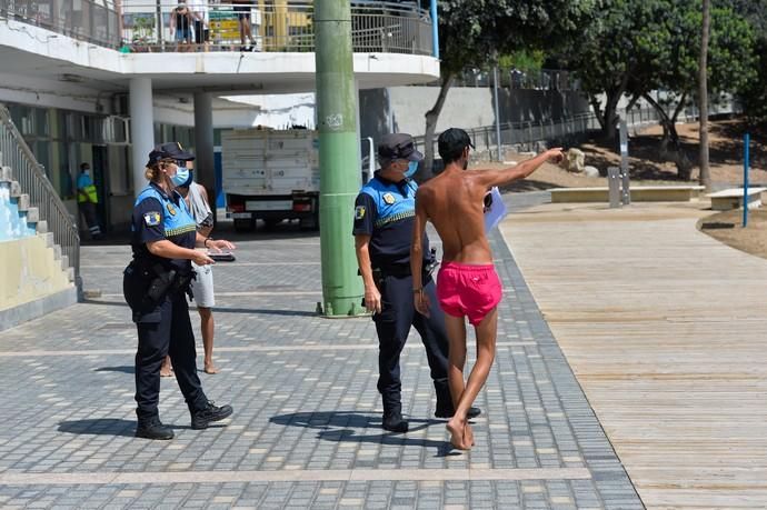 30-08-2020 LAS PALMAS DE GRAN CANARIA. Controles anti Covid. Agentes de la Policia Local en playa Alcaravaneras y Triana. Fotógrafo: ANDRES CRUZ  | 30/08/2020 | Fotógrafo: Andrés Cruz