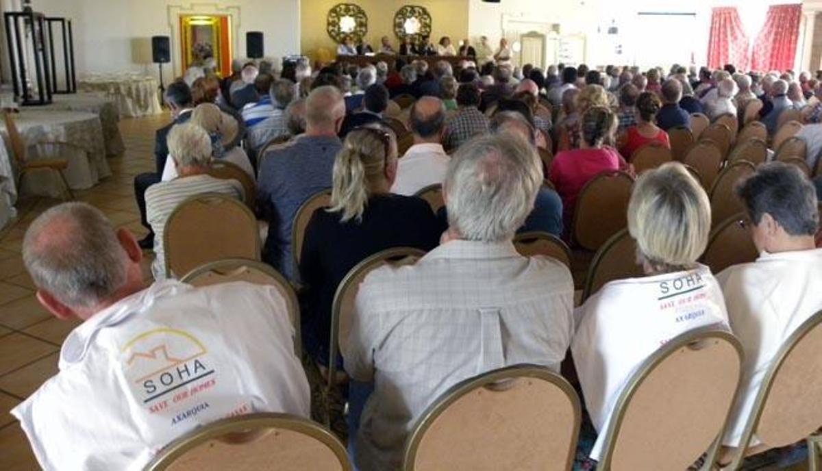 Imagen de la multitudinaria reunión de este martes en La Viñuela.