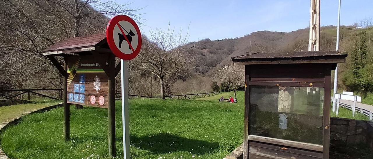 Una señal de prohibidos perros, en la zona recreativa de El Carbayón, dotada con juegos infantiles. | D. M.