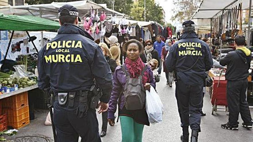 Policía Local de Murcia durante la ronda por un mercado semanal.
