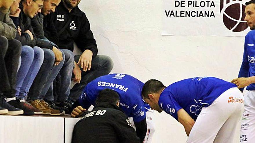 Pedro López comprova l&#039;estat d&#039;un jugador després de colpejar-se durant el transcurs d&#039;una partida.