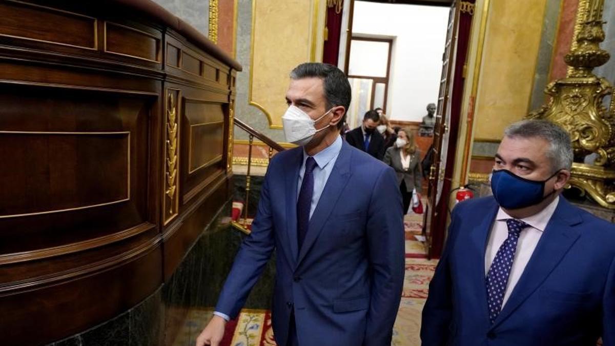 El presidente del Gobierno, Pedro Sánchez, junto al secretario de Organización del PSOE, Santos Cerdán, este 16 de febrero de 2022 en el Congreso.