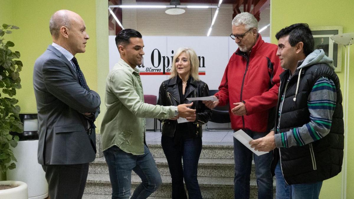 Dani Hernández hace entrega de los abonos de temporada a los premiados del sorteo realizado por La Opinión. | |  J. L. F.