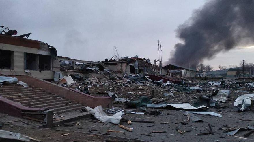 Así ha quedado la base militar atacada en Lviv (Leópolis).