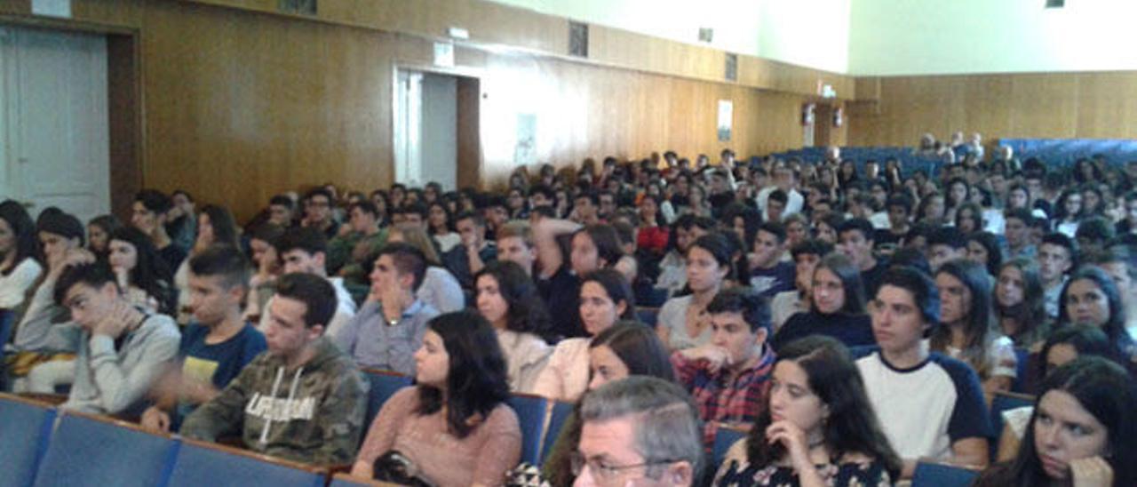 Asistentes a la charla de Xavier Lavandeira en el salón de actos del colegio de los Jesuitas.