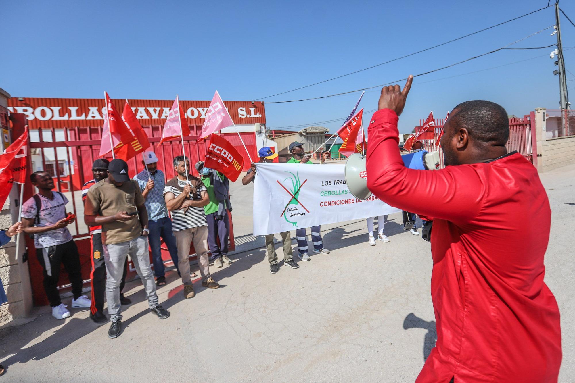 Trabajadores de Cebollas Javaloyes en Cox se concentran por "trato discriminatorio y represión sindical" en el día del Ramadán