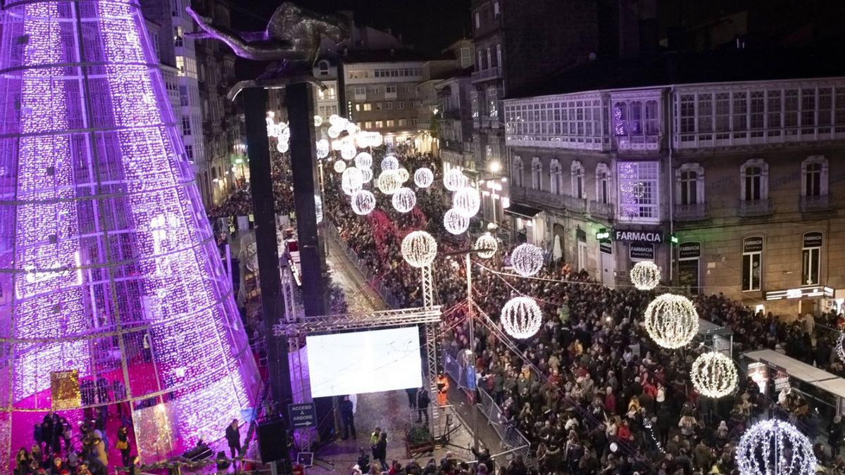 Miles de personas, en Porta 
do Sol, por el encendido
de las luces de 2018. 
  | // R. GROBAS