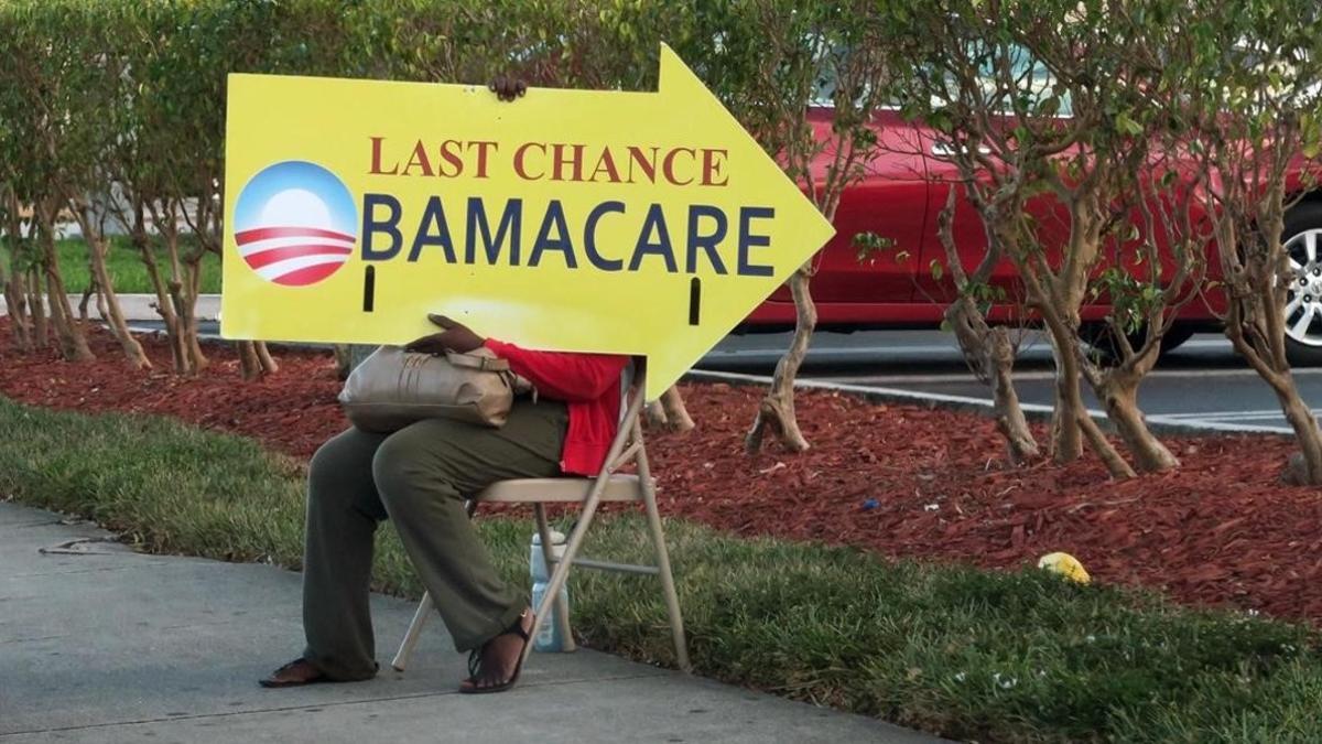 Logo de Obamacare en la puerta de una aseguradora, en Miami, el 10 de enero.