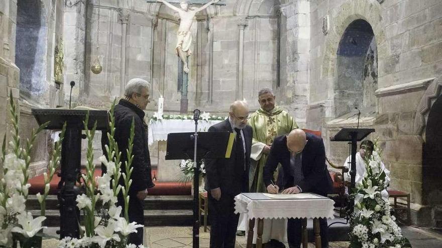 El presidente de las Cofradías de Cuéllas, Jose Luis Herrero, firma el documento de hermanamiento.