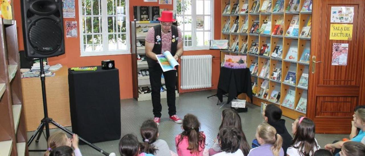 Unha das actividades do programa &quot;Ler conta moito&quot;, nunha biblioteca galega.