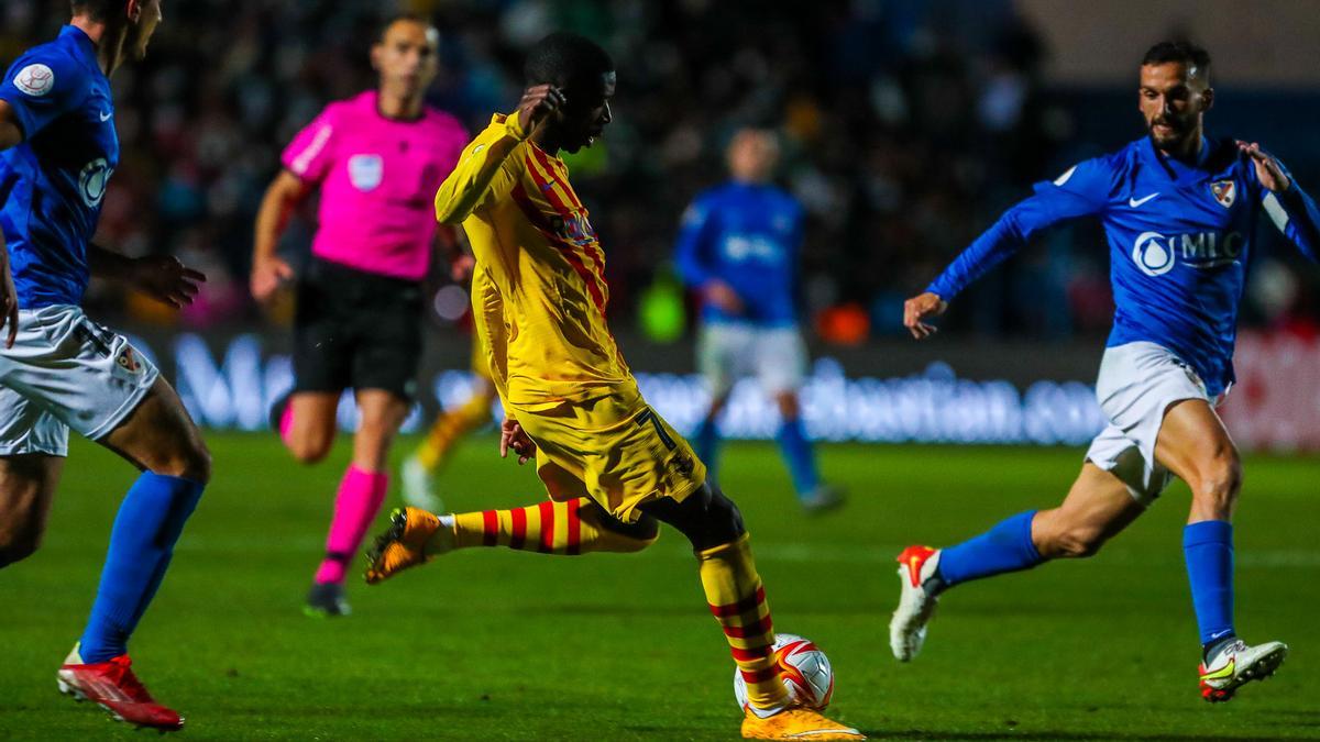 Dembélé manda un balón al travesaño.