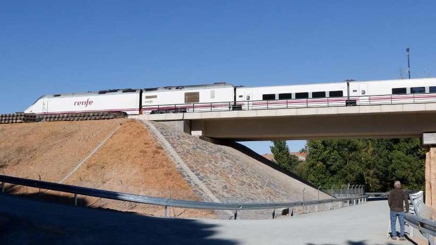 El nuevo puente, bajo el cual ya se puede caminar.