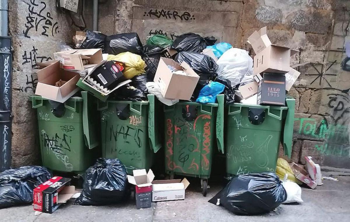 Modelo de recogida de basura en la calle Pizarro.   | // I. OSORIO