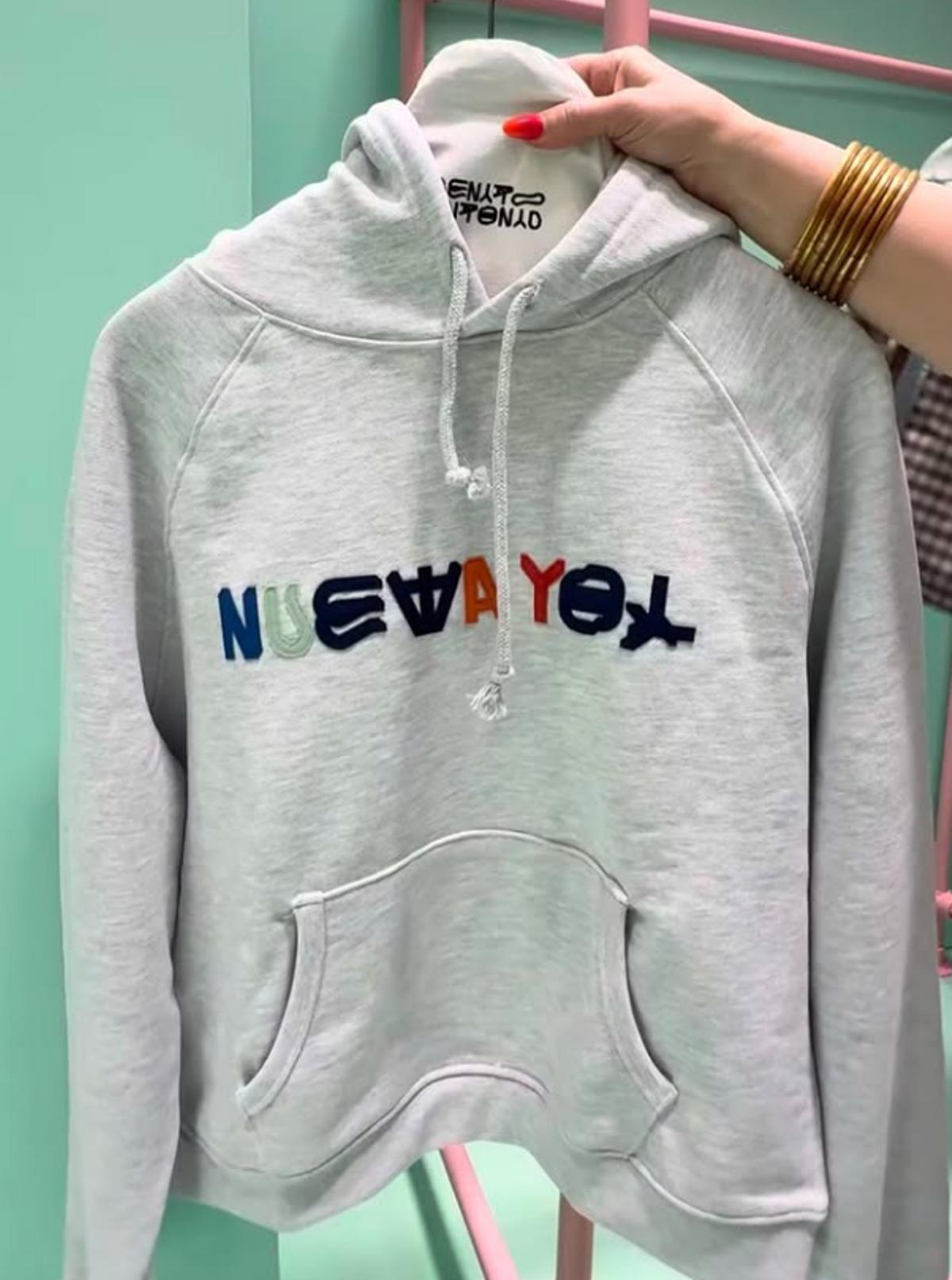 Las sudaderas 'crop' son una de las piezas más interesantes y arriesgadas de la colección.