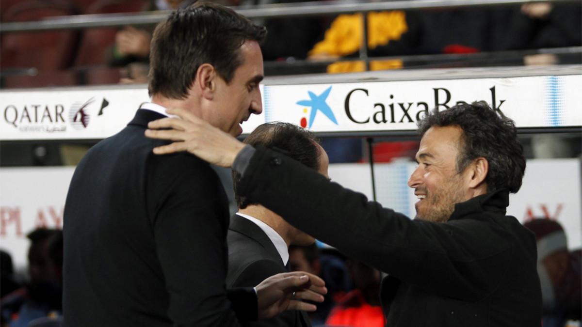 Gary Neville Y Luis Enrique Martíneza se saludan en los prolegómenos del Barça-Valencia (7-0) de las semifinales de la Copa del Rey 2015/16