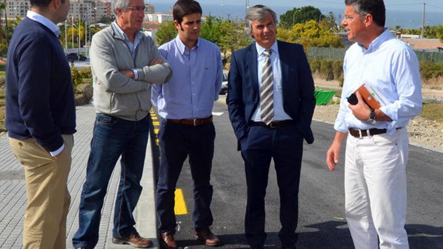 Ignacio Mena y Armijo, a la izquierda, en las obras.