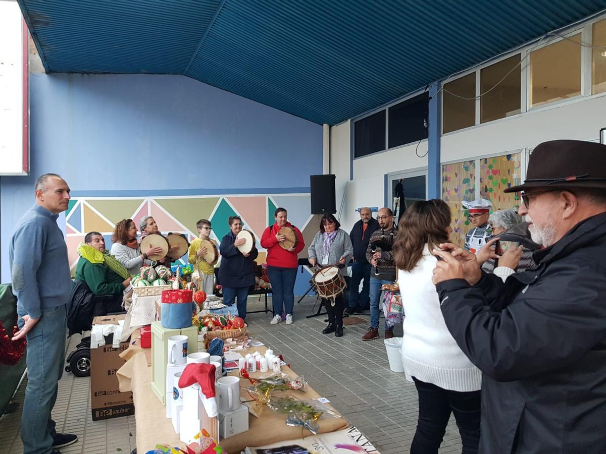 Un momento del acto de apertura del mercadillo.