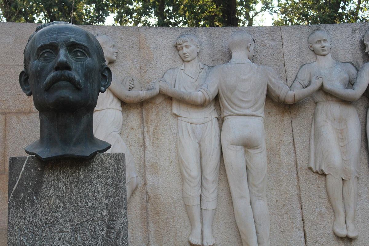L'escultura dedicada a Pep Ventura, a la plaça Josep Tarradellas de Figueres