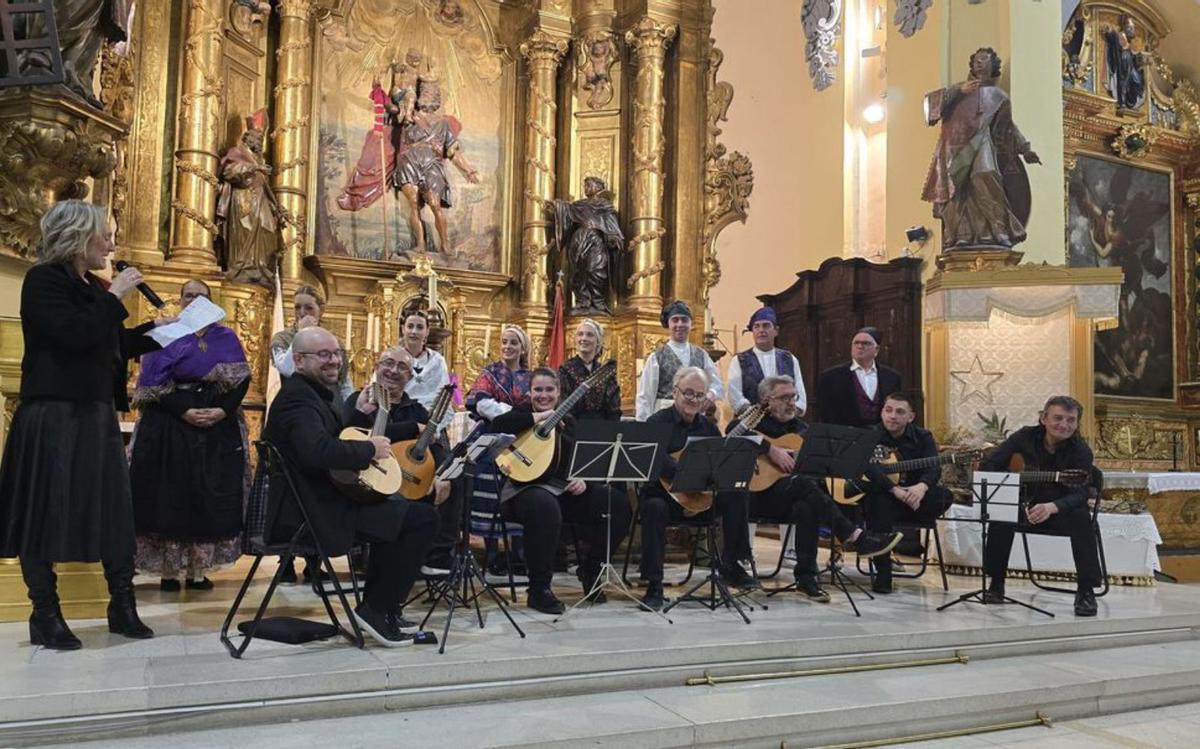 Ningún vecino se quiso perder los villancicos aragoneses. | SERVICIO ESPECIAL