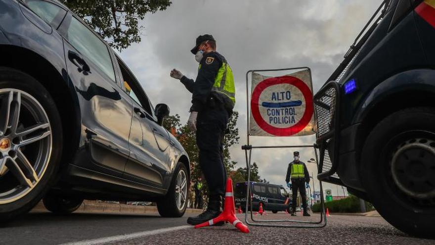 Control de la Policía Nacional, el viernes pasado, en València, para hacer cumplir la alarma.