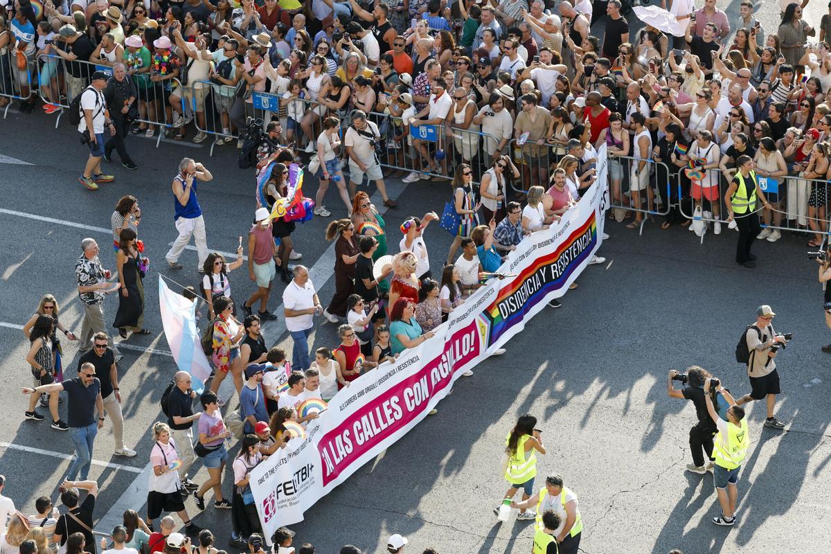 Vista general de la manifestación del Orgullo 2026 a su paso por la Plaza de Cibeles