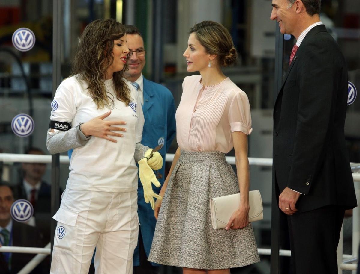 El bolso de Letizia Ortiz en su visita a la fábrica de Volkswagen Navarra