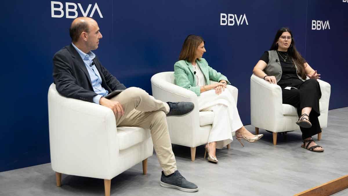 Taula rodona moderada per David Bueno, gestor de finançament sostenible de BBVA, amb Mayka Adrio i Aina Membrive.