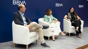 Taula rodona moderada per David Bueno, gestor de finançament sostenible de BBVA, amb Mayka Adrio i Aina Membrive.