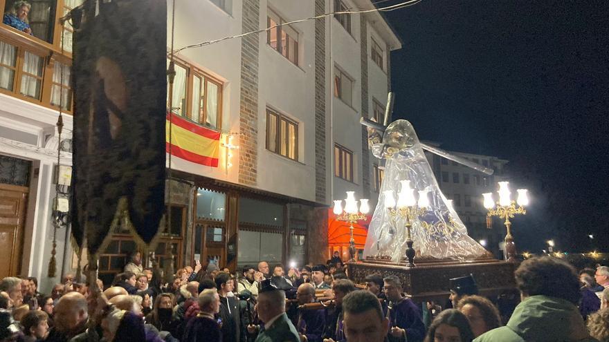 En imágenes: Así fue la esperada salida del Nazareno por las calles de Luarca