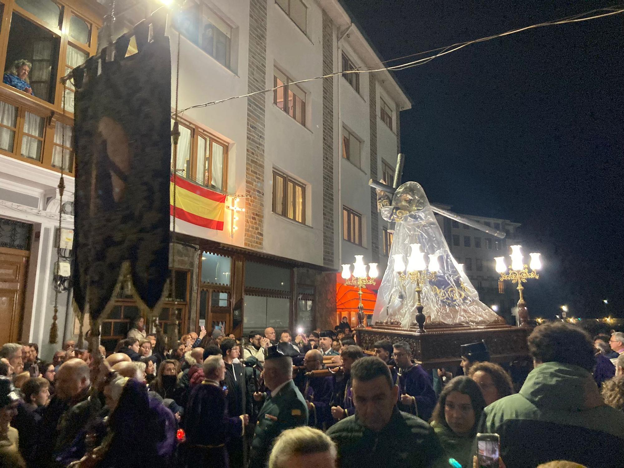 En imágenes: Así fue la esperada salida del Nazareno por las calles de Luarca