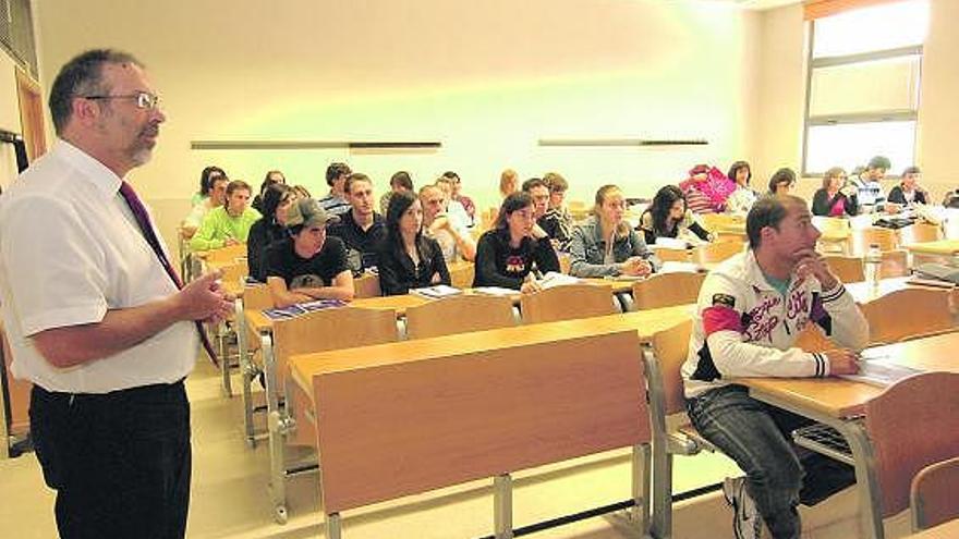 Un profesor imparte un curso de protección ambiental en el campus de Mieres.