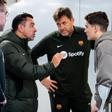 Gavi, conversa con Xavi hernández en su primera visita al vestuario del Barça tras la lesión de rodilla