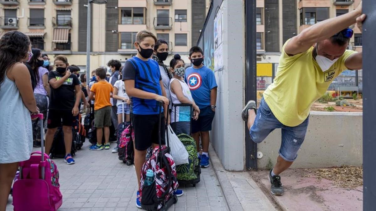 Un profesor abre las puertas del centro educativo, ayer en València.