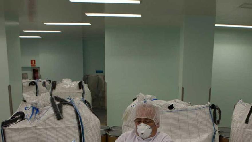 Un trabajador de Bayer prepara un saco de ácido acetilsalicílico en la factoría de la empresa en Lada.