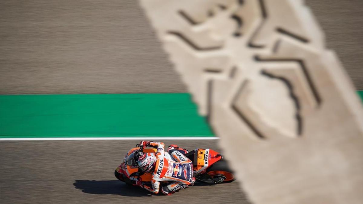 Marc Márquez (Honda) traza la curva 10 de Motorland, que lleva su nombre, en la que figura un monopilto con una hormiga grabado, su mascota, su símbolo.