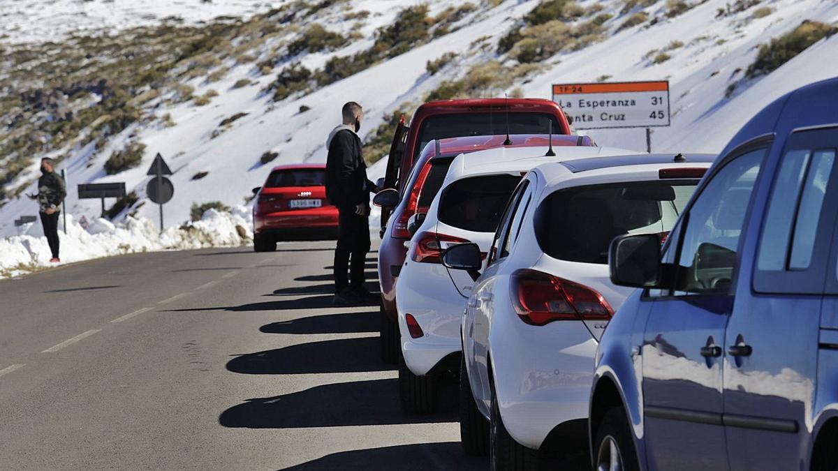 Cola de vehículos en el Parque Nacional del Teide durante el pasado invierno.