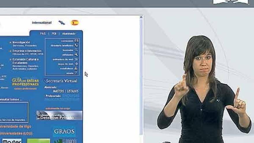 Una intérprete en lengua de signos explica a los alumnos sordos cómo matricularse por internet.