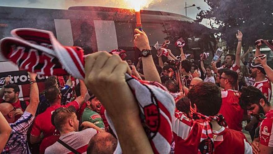 Los seguidores del Zamora CF reciben al autobús del equipo a su llegada al estadio de Haro.