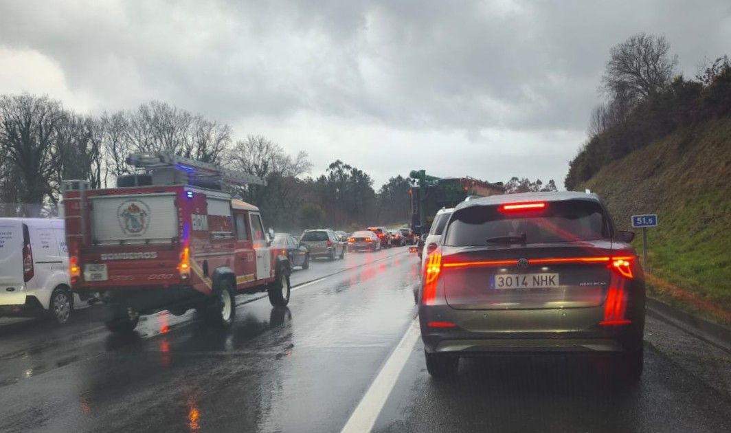 Un accidente múltiple en la AP-9 cierra la autopista en sentido Santiago