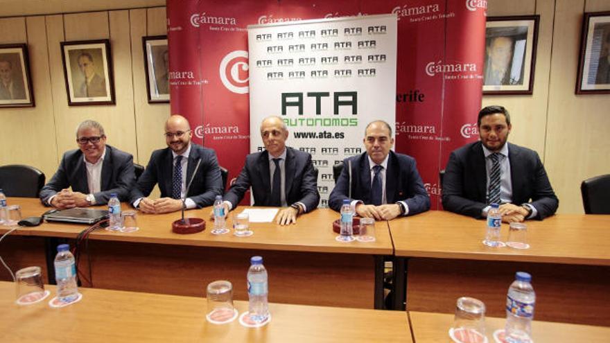 Juan Carlos Arricivita (ATA Canarias), Fermín Albaladejo (AJE), Santiago Sesé (Cámara de Comercio), Lorenzo Amor (ATA) y Pedro Andueza (AJE Canarias), ayer.