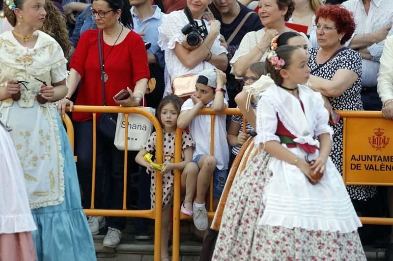 Dansà infantil en la plaza de la Virgen