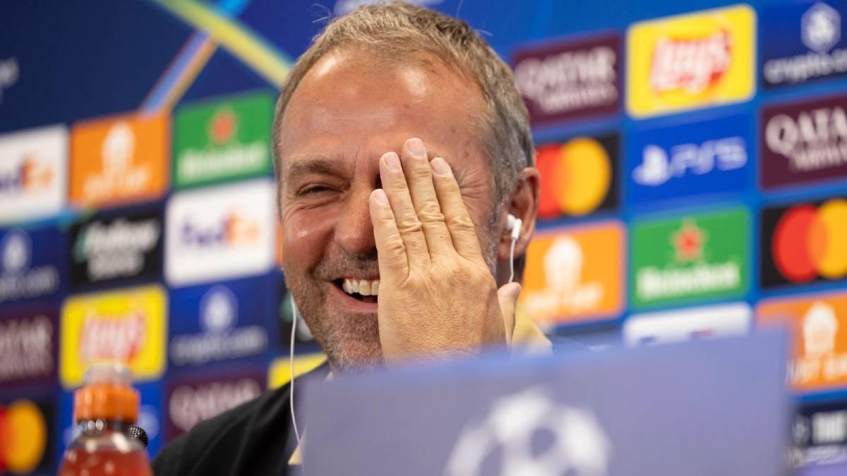 Flick sonríe durante la rueda de prensa en la Joan Gamper