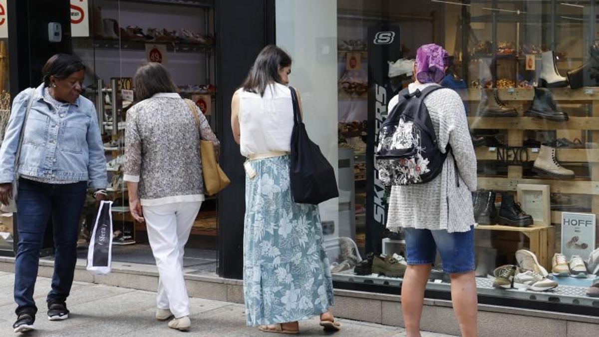 Gente paseando en la calle Príncipe, la milla de oro del comercio vigués.