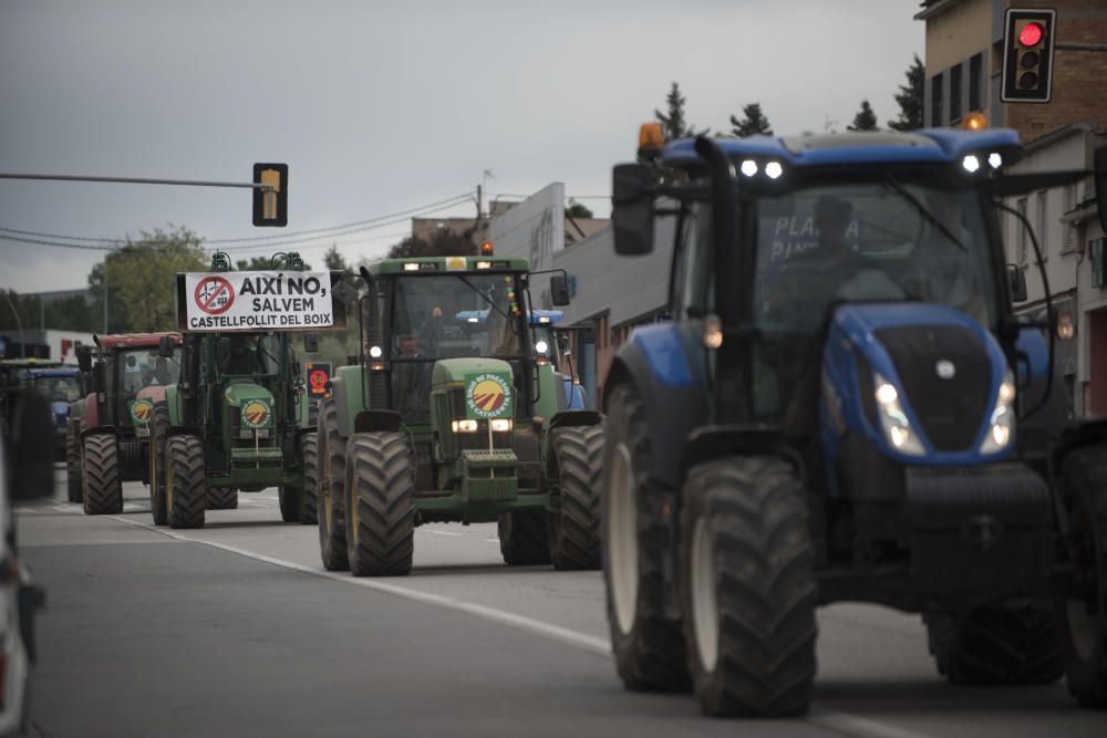 Una vintena de tractors encapçala la marxa lenta contra els macroprojectes de renovables