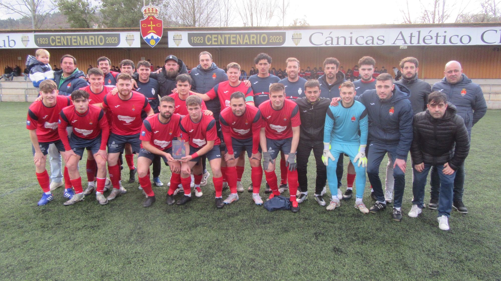 Los equipos regional, juvenil e infantil del Cánicas AC brindan sus trofeos a la afición