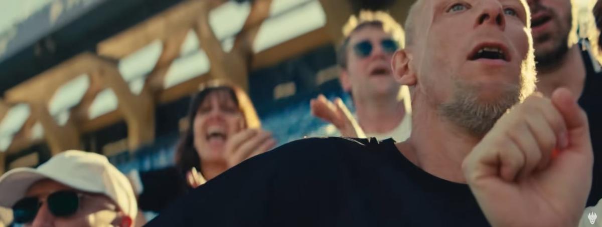Boris Brejcha aparece en el videoclip en las gradas del Rico Pérez.