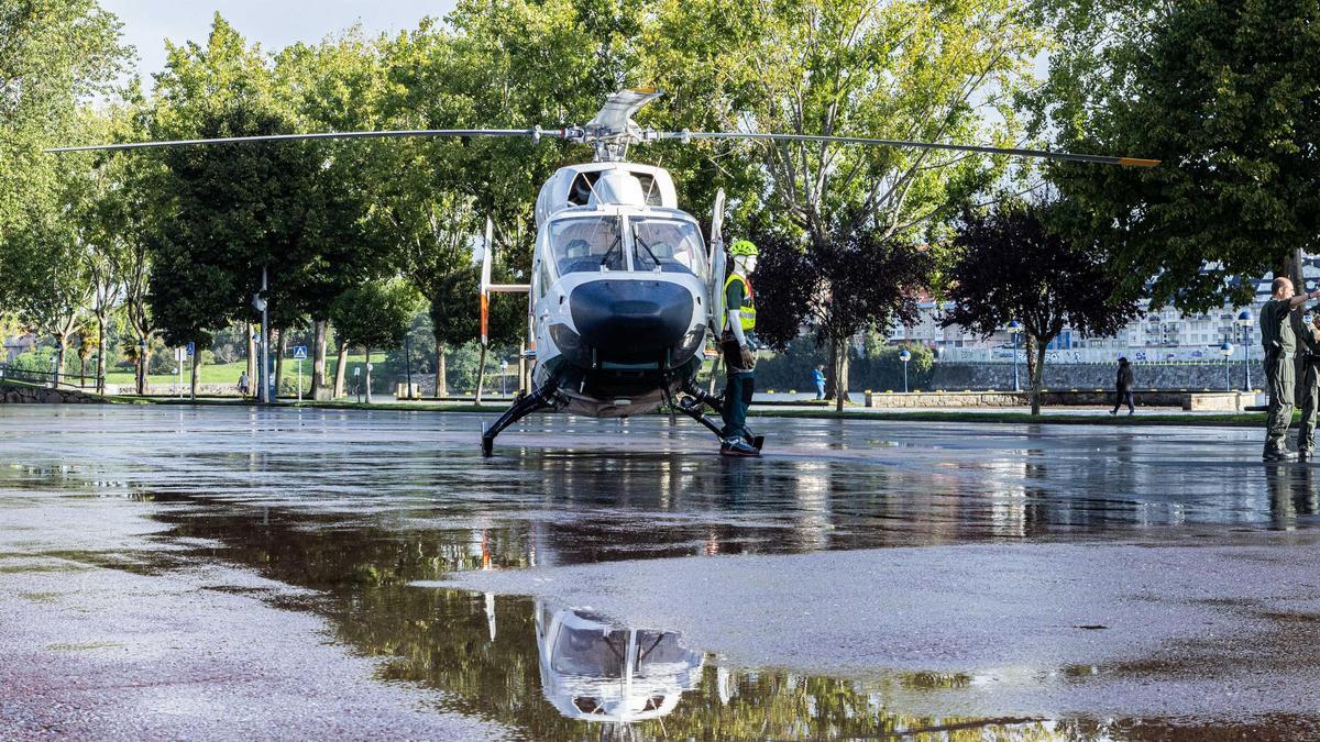 Helicóptero en la exposición del servicio aéreo de la Guardia Civil, este viernes, en la explanada de O Burgo.